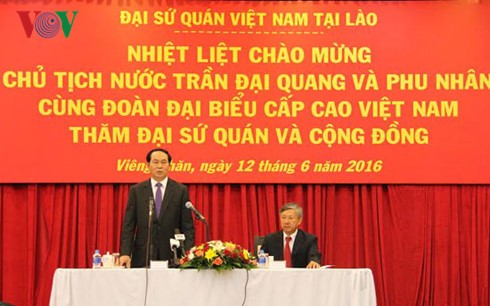 Chủ tịch nước Trần Đại Quang thăm và nói chuyện với cán bộ nhân viên Đại sứ quán Việt Nam tại Lào - ảnh 1